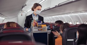 Nu consuma niciodată aceste băuturi, în avion. O stewardesă a dezvăluit ce conțin, de fapt